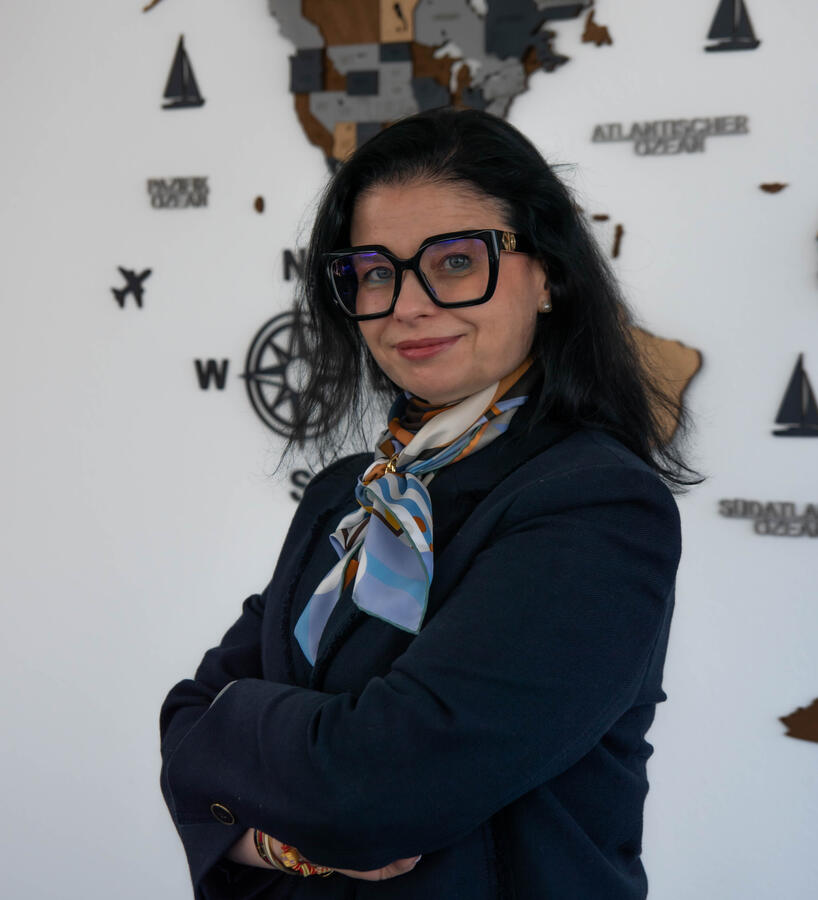 Foto einer Frau die selbstbewusst ihre Arme verschränkt